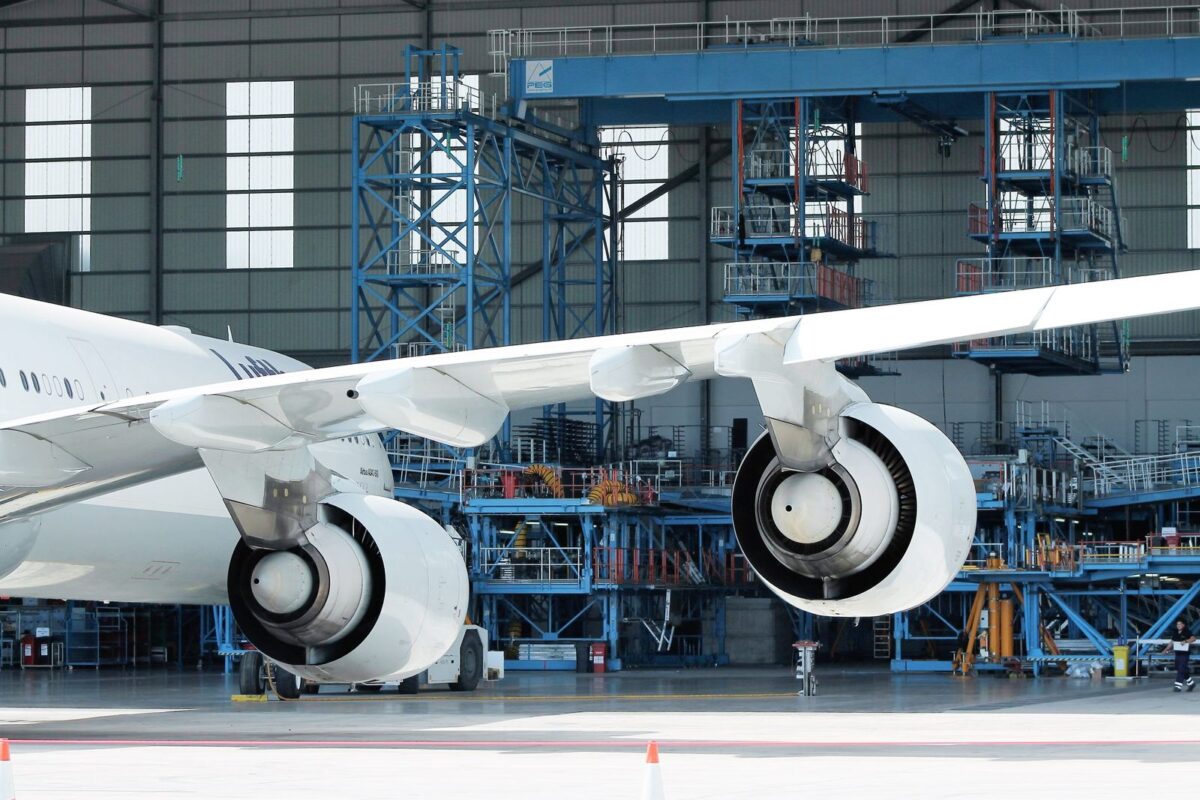 Moteurs et aile d un avion de ligne moderne au sol, illustrant le carnet de commandes d Airbus