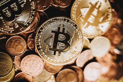 Bitcoin à 84 000 dollars : rebond fragile après une semaine de sorties des ETF