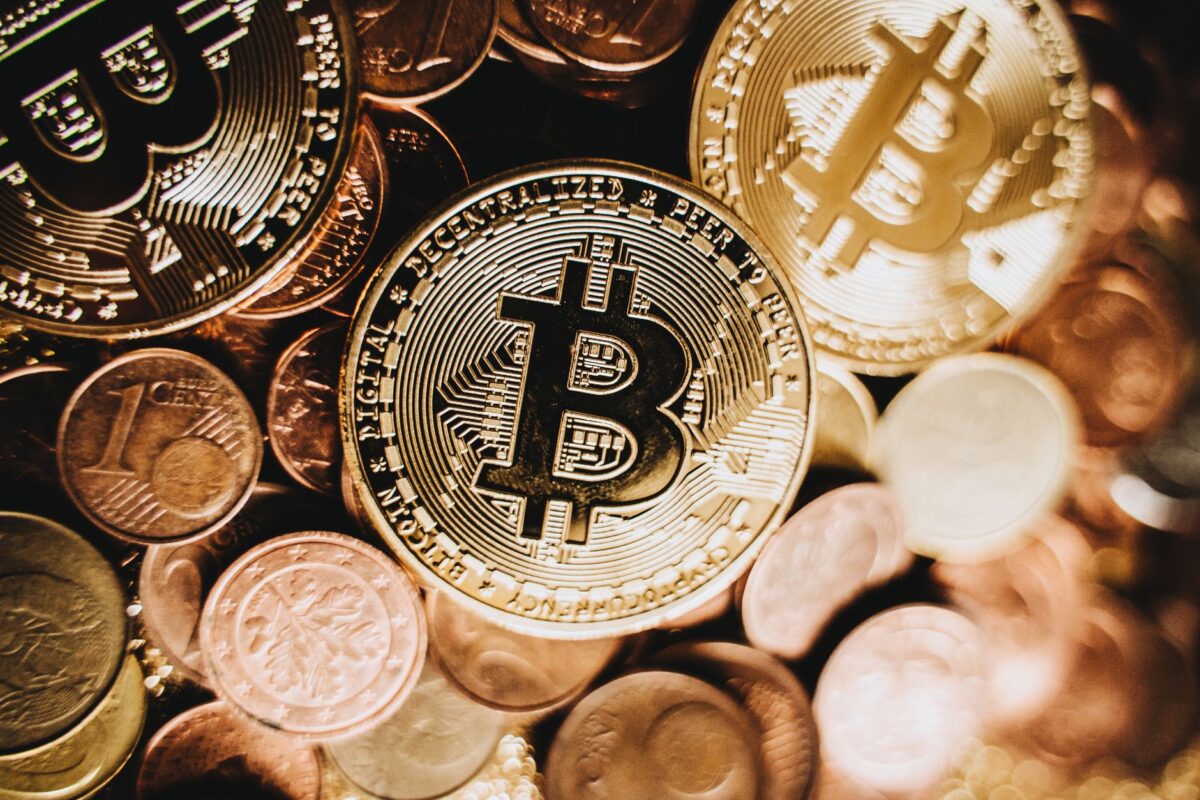 Bitcoin à 84 000 dollars : rebond fragile après une semaine de sorties des ETF