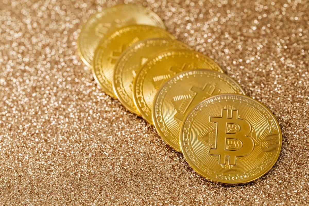 Bitcoin : un « Uptober » 2026 sous tension, entre pic à 87 000 $ et anniversaire du record