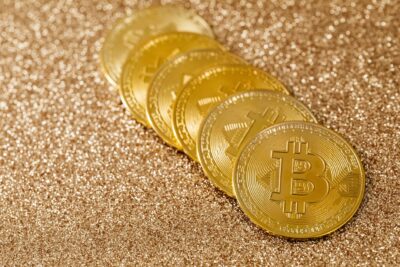 Bitcoin : un « Uptober » 2026 sous tension, entre pic à 87 000 $ et anniversaire du record